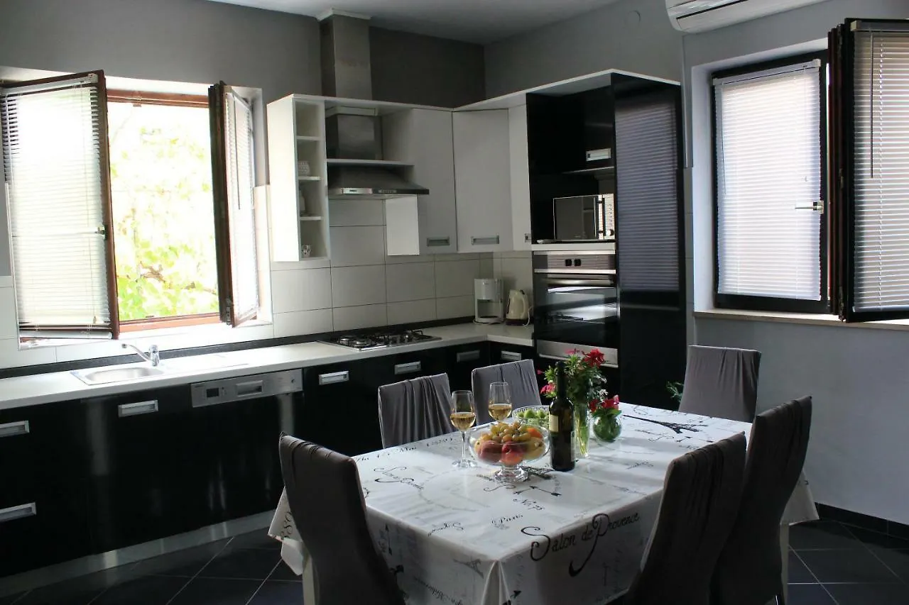 Roses Apartment Lukoran